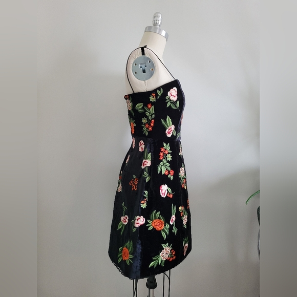 ALICE + OLIVIA Launa black velvet mini dress with colourful floral embroidery - Picture 4 of 14